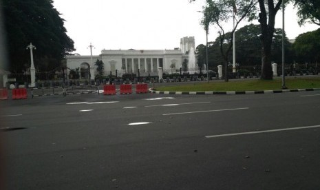 Suasana lengang di depan Istana Merdeka, Jumat (31/3) sore.