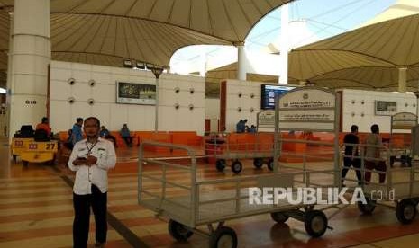 Suasana lengang nampak di Terminal Kedatangan E di Bandara King Abdulaziz, Jeddah, Jumat (10/8). Percepatan kedatangan dan keberangkatan jamaah haji  membuat bandara tersebut tak sepadat tahun-tahun sebelumnya.