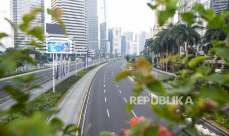  Suasana lengang saat berlangsungnya Pemberlakuan Pembatasan Kegiatan Masyarakat (PPKM) Darurat di kawasan Jenderal Sudirman, Jakarta, Sabtu (3/7/2021). Petugas akan memberikan akses untuk melintas di titik penyekatan PPKM Darurat di 63 titik di wilayah Jadetabek yang berlaku dari 3 - 20 Juli 2021 hanya yang masuk kategori sektor-sektor esensial. 