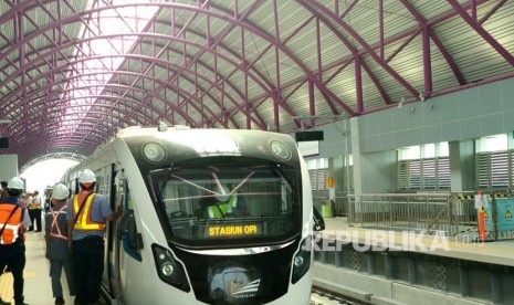 Suasana light rail transit (LRT) Palembang, Sumatra Selatan saat ditinjau langsung oleh Menteri Perhubungan Budi Karya Sumadi yang dijalankan dari Stasiun Bumi Sriwijaya (Palembang Icon) hingga Stasiun Jakabaring, Jumat (13/7). 