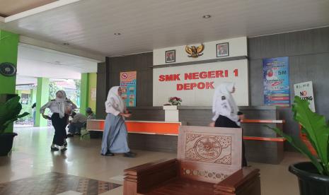 Suasana lobi SMK Negeri 1 Depok. Disdik Jabar menelusuri dugaan intimidasi terhadap siswa soal pungutan SMKN 1 Depok.