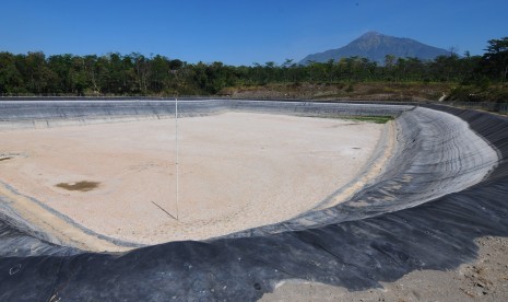 Suasana lokasi kekeringan Embung Musuk II dengan berlatar belakang gunung Merapi di Musuk, Boyolali, Jawa Tengah, Jumat (27/7).