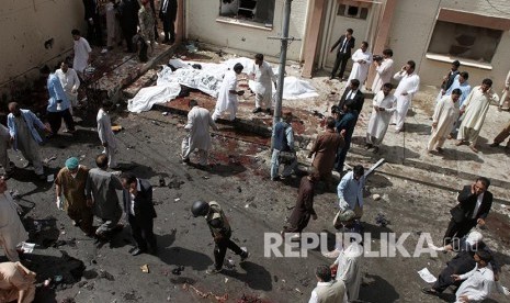 Suasana lokasi ledakan bom di depan sebuah rumah sakit di Quetta, Pakistan, Senin (8/8)