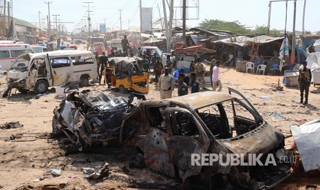 Suasana lokasi ledakan bom mobil di salah satu pos pemeriksaan di Mogadishu, Somalia, Sabtu (28/12).