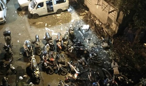 Suasana lokasi ledakan yang diduga bom di Terminal Kampung Melayu, Jakarta Timur, Rabu (24/5) malam. 