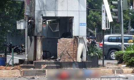 Suasana di lokasi terjadinya bom dan baku tembak di Pos Polisi Sarinah, Jakarta Pusat, Kamis (14/1).  (Republika/Yasin Habibi)