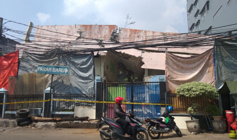 Suasana lokasi usai insiden reruntuhan bangunan menimpa warung makan ketika pembongkaran gedung SDN 11 Pasar Baru, Jakarta Pusat, Senin (20/5).