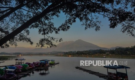 Suasana lokasi wisata Situ Bagendit di Banyuresmi, Kabupaten Garut, Jawa Barat, Selasa (26/3/2019).