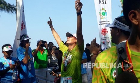 Suasana lomba berkonsep eco-tourism Jakarta Aquathlon di Pulau Tidung, Kepulauan Seribu, Jakarta, Ahad (6/5). 