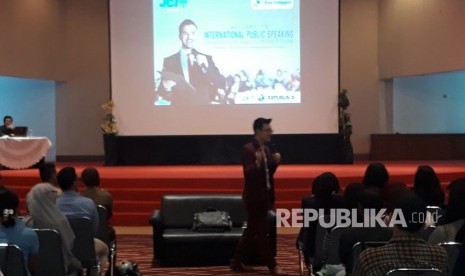 Suasana lomba public speaking yang diselenggarakan Junior Chamber Indonesia di Universitas Esa Unggul Jakarta, Jumat (23/3)