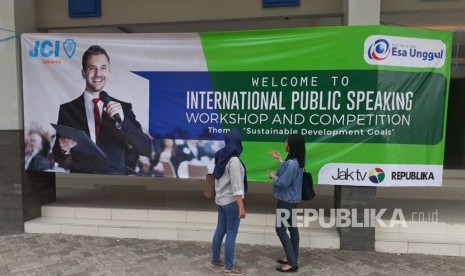 Suasana lomba public speaking yang diselenggarakan Junior Chamber Indonesia di Universitas Esa Unggul Jakarta, Jumat (23/3)