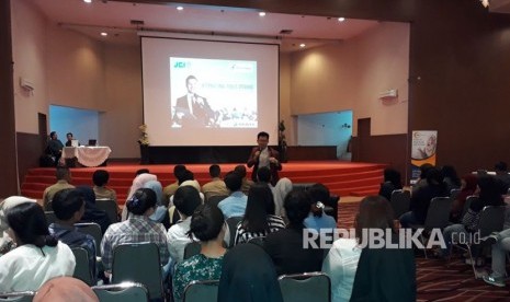 Suasana lomba public speaking yang diselenggarakan Junior Chamber Indonesia di Universitas Esa Unggul Jakarta, Jumat (23/3)