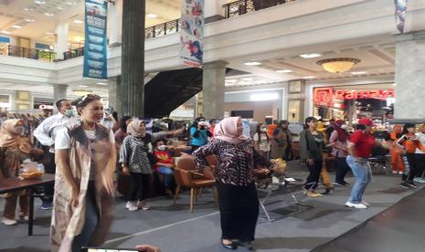 Suasana lomba senam dalam kegiatan pameran UMKM dan pariwisata Sleman.