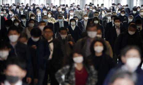 Suasana lorong stasiun yang padat dengan penumpang memakai masker di Tokyo, Jepang, Senin (27/4). Meskipun sudah diimbau untuk tetap tinggal di rumah karena situasi darurat Corona. Masih banyak warga yang harus pergi untuk bekerja meskipun ada resiko infeksi, sementara yang lain makan di luar, piknik di taman, dan berkerumun di toko dengan hampir tidak menerapkan pembatasan jarak sosial. 