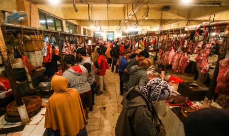 Suasana los daging di sebuah pasar tradisional, meskipun masih dalam masa pandemi COVID-19, warga tetap berbelanja ke pasar tersebut untuk memenuhi kebutuhan lebaran. (ilustrasi)