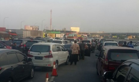 Suasana macet total di tol Jakarta-Cikampek sore ini. 