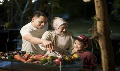 Suasana makan malam bersama keluarga di Grand Rohan Jogja.