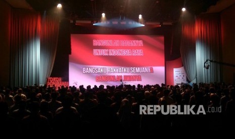 Suasana malam anugerah Tokoh Perubahan Republika 2017 di Gedung Djakarta Theatre XXI, Jakarta Pusat, Selasa (10/4) malam WIB. Para hadirin berdiri dan bernyanyi bersama melantunkan lagu kebangsaan Indonesia Raya