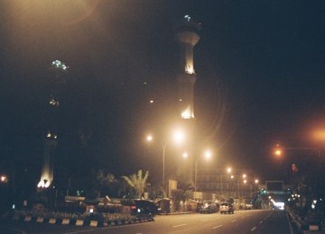 Suasana malam di Masjid Agung Bandung, Jawa Barat (ilustrasi).