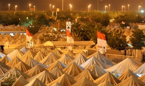 Suasana malam hari di tenda-tenda Indonesia di Padang Arafah, Makkah.