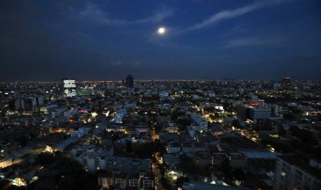 Suasana malam hari Mexico City, Senin (6/4). Pihak berwenang Meksiko menyatakan mereka telah memulai penyelidikan pencungkilan harga. Sebanyak 420 bisnis meliputi toko dan rumah duka akan diberi sanksi karena menaikkan harga secara tidak wajar selama pandemi Covid-19.