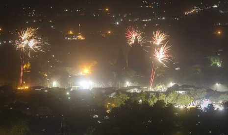 Suasana malam pergantian tahun baru di kompleks Taman Wisata Candi Prambanan tampak dari atas bukit Sambirejo, Prambanan, Sleman, DIY beberapa waktu lalu.