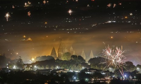 Suasana malam pergantian tahun di komplek Taman Wisata Candi Prambanan tampak dari atas bukit Sambirejo, Prambanan, Sleman, DI Yogyakarta, Ahad (1/1).