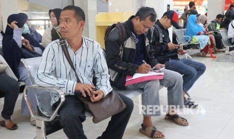  Suasana Mall Pelayanan Publik (MPP) di Kota Bekasi pada hari pertama launching sangat ramai. Warga Kota Bekasi berdatangan mulai pukul 08.00 ke Mall yang berada di Bekasi Junction Jalan Juanda, Kota Bekasi, Senin (12/2).