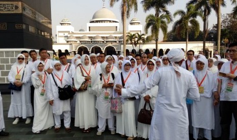 Suasana manasik praktik yang digelar oleh NRA Group di Asrama Haji Pondok Gede Jakarta.