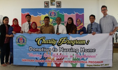 Suasana Market Day & Charity Program yang digelar oleh SD Bina Insani International Program.