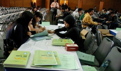 Suasana masih lengang tampak pada pengambilan formulir pendaftaran Seleksi Nasional Masuk Perguruan Tinggi Negri (SNMPTN) 2008 tahap I di Aula Universitas Padjajaran Bandung. Pembelian formulir dilakukan mulai 16-20 Juni (Tahap I) dan 21-27 Juni (Tahap II)