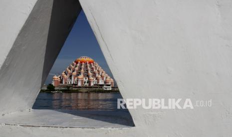 Suasana Masjid 99 Kubah terlihat dari Pantai Losari di Makassar, Sulawesi Selatan, Sabtu (22/5/2021). Pembangunan masjid yang diharapkan menjadi ikon baru Kota Makassar tersebut telah memasuki tahap tiga yang ditargetkan rampung pada 2022 dengan anggaran yang masih dibutuhkan sebesar Rp72 miliar. 