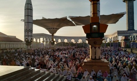 Suasana Masjid Agung Jawa Tengah (MAJT) di Kota Semarang, saat kegiatan shalat Idul Fitri 1440, Rabu (5/6). 