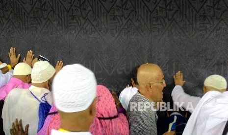  Suasana Masjid Al-Haram yang ramai dengan jamaah umrah. 