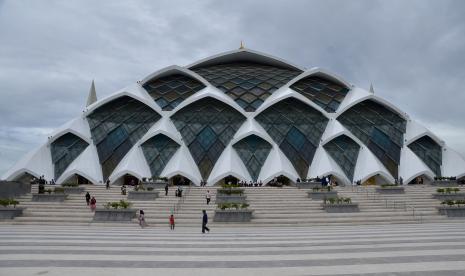 Suasana Masjid Al Jabbar, Gede Bage, Kota Bandung.