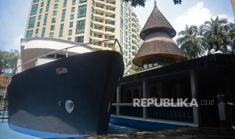 Suasana Masjid Al Munada Darussalam Baiturrahman, Menteng Dalam , Jakarta, Senin (11/4/2022). Masjid yang lebih dikenal dengan sebutan masjid perahu ini di bangun pada tahun 1962. Bangunan perahu yang berada di masjid tersebut terinspirasi dari kisah Nabi Nuh yang membangun bahtera atau kapal besar untuk menyelamatkan umatnya.