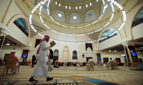 Suasana masjid di Saudi Arabia.