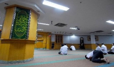 Suasana masjid di sebuah perkantoran. (llustrasi)