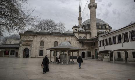 Masjid Eyup Sultan mendapat surat ancaman. Surat tersebut tak hanya berisikan ancaman, tetapi juga berisi penghinaan terhadap agama Islam.