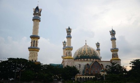 Suasana Masjid Islamic Center yang terletak di Tengah Kota Mataram, Nusa Tenggara Barat, Sabtu (20/12). Masjid Islamic Center yang diperkirakan akan rampung pada akhir tahun ini rencananya akan dijadikan pusat data islam di nusantara. 