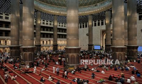 Suasana Masjid Istiqlal, Jakarta, Jumat (14/4/2023) dini hari. 