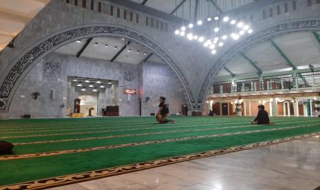 Suasana Masjid Ukhuwah Islamiyah atau Masjid UI di Kota Depok, Jawa Barat, Senin (14/3/2023). Suasana Masjid UI sepi dari kajian mahasiswa dan sedikit yang menunaikan sholat wajib. Kajian Keislaman Mahasiswa di Masjid UI Sepi, Ini Alasannya Menurut Alumnus