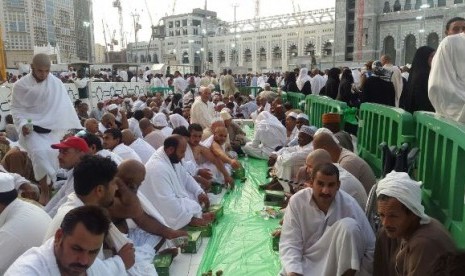 suasana masjidil haram di makkah, arab saudi, yang dipadati jamaah umrah jelang idul fitri