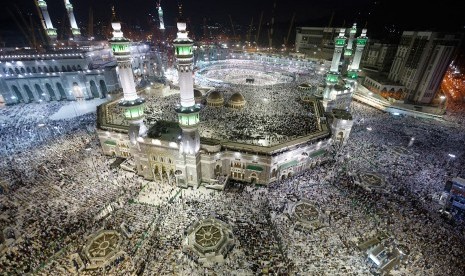 Suasana Masjidil Haram di Makkah dipenuhi jamaah haji pada malam hari.