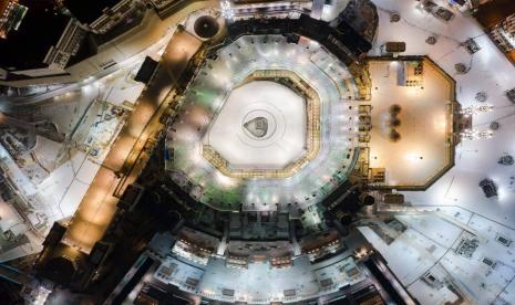 Dua Masjid Suci Siapkan 100 Program Virtual untuk Haji 2020. Foto: Suasana Masjidil Haram di tengah pandemi virus Corona.