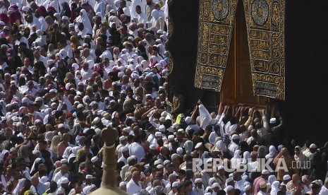 Ayat-Ayat Alquran yang Sebut Makkah Negeri yang Aman. Foto: Suasana Masjidil Haram yang dipadati jamaah umrah dari berbagai negara, Makkah, Senin (24/2) lalu.  