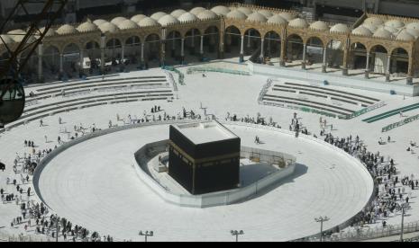 Suasana Masjidil Haram yang sepi di tengah pandemi.