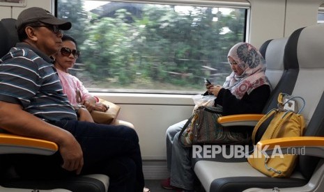 Suasana masyarakat mencoba Kereta Api (KA) Bandara Soekarno-Hatta di Stasiun Sudirman Baru (BNI City), Selasa (26/12). PT Railink melakukan uji coba berbayar untuk masyarakat umum hingga 1 Januari 2018 dengan tarif promo Rp 30 ribu perpenumpang. Rahayu Subekti