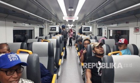 Masyarakat mencoba Kereta Api (KA) Bandara Soekarno-Hatta di Stasiun Sudirman Baru (BNI City)  yang dioperasikan oleh PT Railink (ilustrasi)