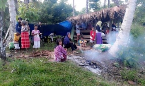 Suasana masyarakat terdampak gempa bumi di Halmahera Selatan.